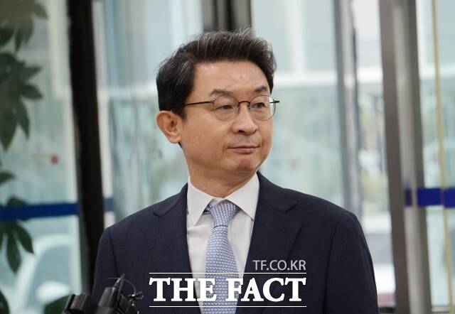 이억원 금융위원장 후보자가 지난달 14일 서울 중구 예금보험공사 1층에서 금융위원장으로 내정된 것에 대한 소감을 말하고 있다. 이 자리에서 이 금융위원장 후보자는 생산적 금융으로의 대전환을 우선 과제로 꼽았다. /김태환 기자