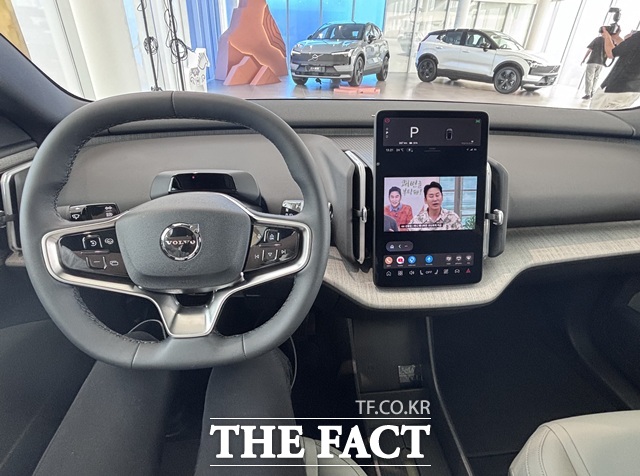 간결한 계기판과 세로형 디스플레이를 배치한 EX30CC 운전석. 티맵 오토, 누구 오토 등 국내 특화 커넥티비티 기능을 지원한다. /황지향 기자