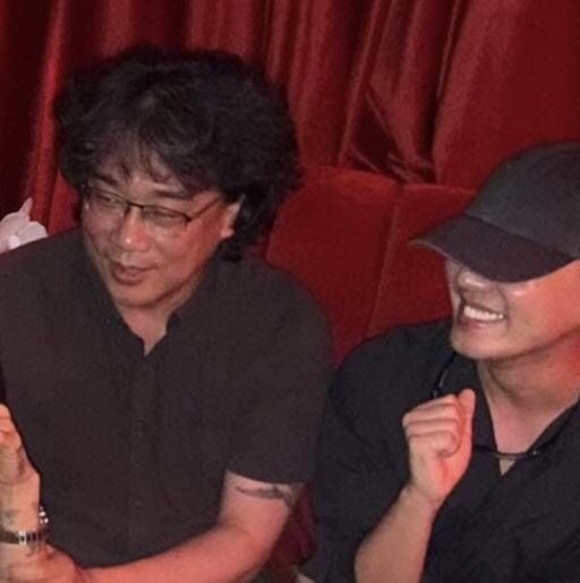 DJ 페기구가 지난 4일 개인 소셜 미디어에 올린 사진에는 봉준호 감독(왼쪽)과 배우 유아인의 모습이 담겼다. /인스타그램 캡처