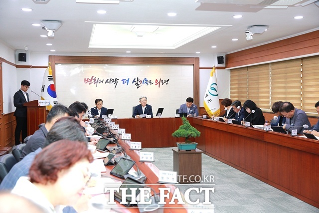 지난 2일 열린 의령군 간부회의 모습. /의령군