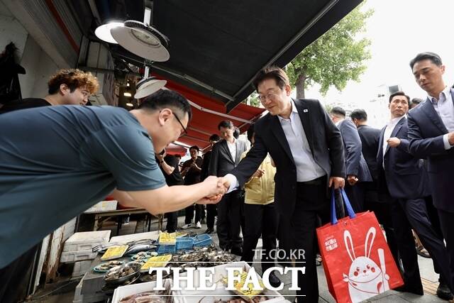 이재명 대통령은 5일 오후 바이오 혁신 토론회를 마친 뒤 인천 미추홀구에 위치한 용현시장을 깜짝 방문했다. 이 대통령이 8월 17일 서울 은평구 연서시장을 찾아 상인들과 인사를 나누고 있다. /대통령실