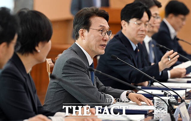 김민석 국무총리가 5일 오전 서울 종로구 정부서울청사에서 열린 APEC 정상회의 제8차 준비회의에 참석해 모두발언을 하고 있다. /임영무 기자