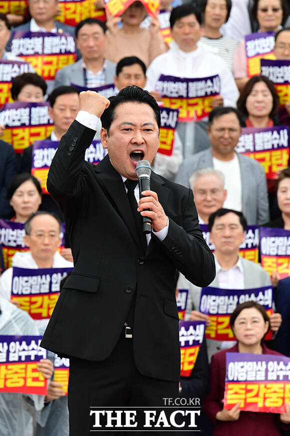 국민의힘은 민주당이 추진하는 내란특별재판부(내란특판) 설치와 더 센 특검법 개정안 등 여야 대립이 계속되는 민감한 현안을 회동 테이블에 올리겠다는 입장을 밝혔다. 사진은 장동혁 대표. /남윤호 기자