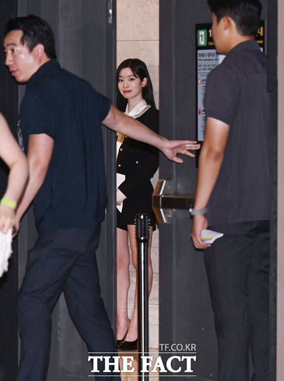 트와이스 다현이 5일 서울 송파구 롯데시네마 월드타워점에서 열린 영화 전력질주 언론시사회 및 기자간담회에 참석해 입장을 준비하며 문틈 사이로 미소짓고 있다. /이새롬 기자