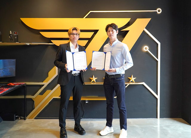 지난 4일 서울 강남구 T1 샵에서 열린 네오위즈 X T1A 업무협약식에서 최원준 T1A 헤드(왼쪽)와 최우혁 네오위즈 브랜드 디렉터가 기념 촬영하고 있다. /네오위즈