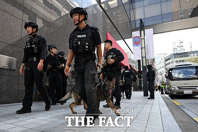 지난달 5일 서울 중구 명동 신세계백화점 본점에 폭발물을 설치했다는 협박 글이 인터넷 커뮤니티에 올라와 경찰특공대 등이 폭발물 수색을 마치고 이동하고 있다. /서예원 기자