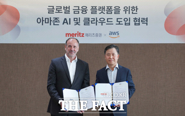 하이메 발레스(왼쪽) AWS 아시아·태평양·일본 총괄 부사장과 장원재 메리츠증권 대표이사가 지난 4일 메리츠증권 본사에서 열린 협약식에서 기념사진을 촬영하고 있다. /메리츠증권