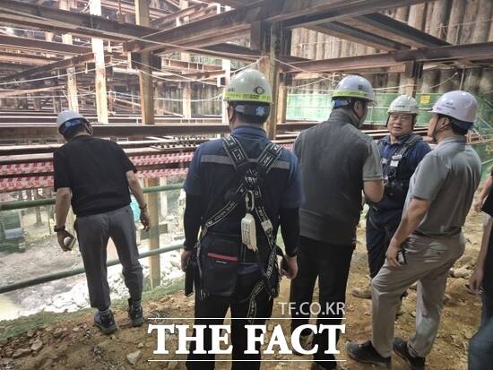 ‘경기도 지하안전지킴이’가 경기도 내 한 시·군 지하개발 사업장을 찾아 현장 점검을 진행하고 있다./경기도