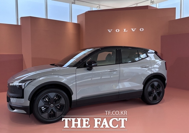 서울 용산전시장에서 공개된 볼보 EX30 CC. 강렬한 전면부와 간결한 SUV 실루엣이 강조됐다. /황지향 기자