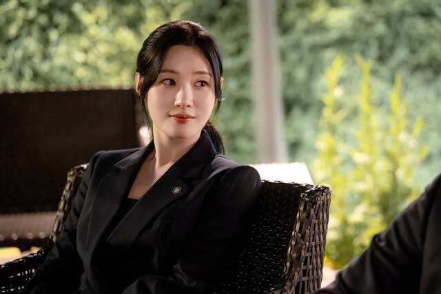 정채연은 JTBC 토일드라마 에스콰이어: 변호사를 꿈꾸는 변호사들에서 신입 변호사 강효민 역을 맡았으나 몰입을 깨는 연기력으로 아쉬움을 자아냈다. /㈜비에이엔터테인먼트, SLL, 스튜디오S