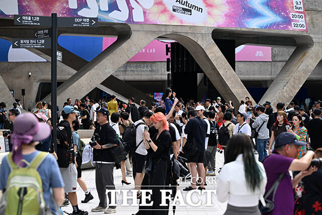 2026 S/S 서울패션위크가 5일 오후 서울 중구 동대문디자인플라자(DDP)에서 열린 가운데 다양한 패션을 뽐내는 시민들과 관광객들로 북적이고 있다. /서예원 기자