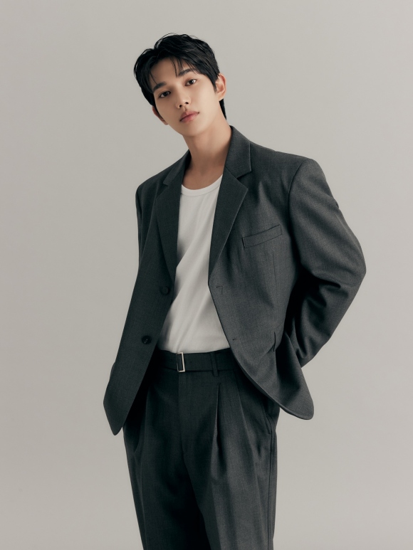 배우 윤상현이 최근 공개된 넷플릭스 영화 고백의 역사에서 백성래 역을 맡아 주인공들의 친구로 활약하며 웃음을 안겼다. /호두앤유엔터테인먼트