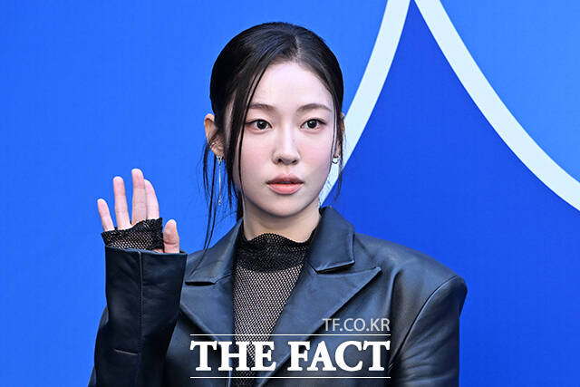 배우 송지우가 5일 오전 서울 중구 동대문디자인플라자(DDP)에서 열린 2026 S/S 서울패션위크 한나신 포토월에 참석해 포즈를 취하고 있다. /서예원 기자