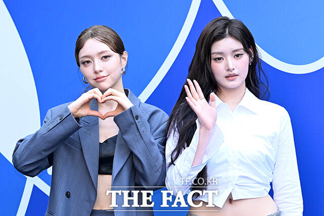 그룹 피프티피프티의 문샤넬(왼쪽)과 아테나가 5일 오후 서울 중구 동대문디자인플라자(DDP)에서 열린 2026 S/S 서울패션위크 페노메논시퍼 포토월에 참석해 포즈를 취하고 있다. /서예원 기자