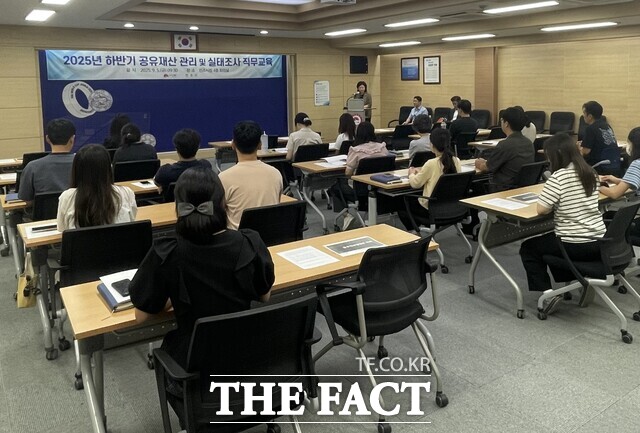 5일 전주시가 시청사 대회의실에서 공유재산의 효율적이고 체계적인 관리를 위해 공유재산 담당 공무원들을 대상으로 실무 교육을 실시하고 있다. /전주시