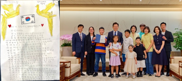 이재명 대통령과 김혜경 여사가 4일 서울 용산 대통령실 청사에서 이 대통령에게 편지를 보내온 이모(13) 학생을 포함(왼) 어린이와 가족들을 초청해 가족과 기념촬영을 하고 있다. /대통령실