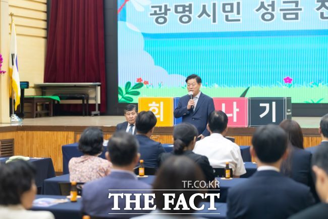 박승원 광명시장이 지난 3일 성금 기탁식에서 시민들에 감사를 표하고 있다./광명시