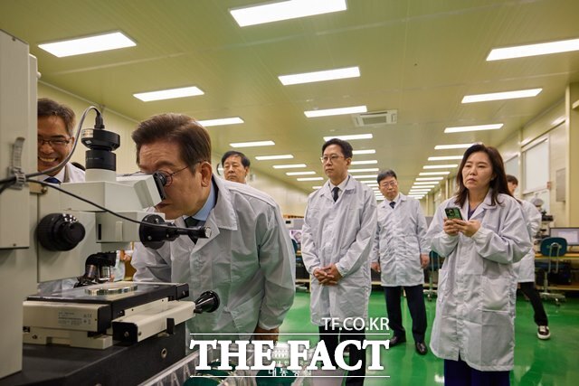 이재명 대통령이 3일 오전 경기도 안산시에 위치한 새솔다이아몬드공업을 찾아 현장을 살펴보는 모습. /대통령실