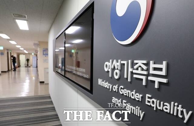 지난해 남성 근로자의 1인당 평균 임금은 9780만원, 여성은 6773만원으로 30.7% 격차가 있는 것으로 나타났다. /뉴시스