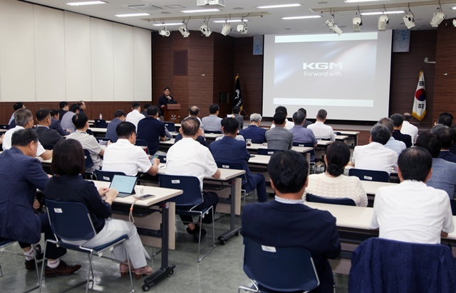 지난 4일 대전 대덕구 KGM 기술교육원에서 열린 KGM 대리점 동반성장 콘퍼런스에서 KGM 황기영 대표이사와 박경준 국내사업본부장이 대리점 대표들과 상생 방안을 논의하고 있다. /KGM