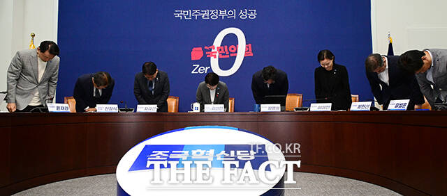 조국혁신당 지도부가 당내 성 비위 및 직장 내 괴롭힘 사건에 대해 공식적으로 사과했다. 김선민 조국혁신당 대표 권한대행을 비롯한 지도부가 5일 서울 여의도 국회에서 성비위 사건 관련 기자간담회를 열고 국민에게 사과하며 고개를 숙이고 있다. /국회=남윤호 기자