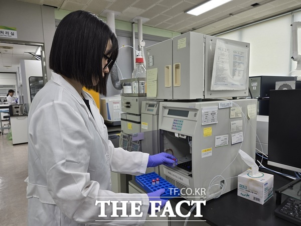 대전보건환경연구원 관계자가 곰팡이 독소 실험을 진행하고 있는 모습 /대전보건환경연구원
