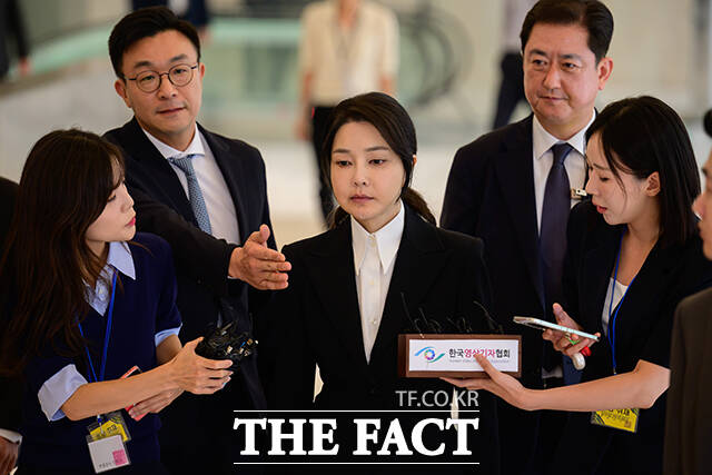 김건희 여사 연루 의혹을 수사하는 민중기특별검사팀이 수사 과정에서 인지한 의혹이 눈덩이처럼 불어나고 있다. 자본시장법 위반 등 혐의를 받는 김건희 씨가 지난달 6일 오전 서울 종로구 KT광화문빌딩 웨스트에 마련된 민중기 특검 사무실에 출석하고 있다. /사진공동취재단