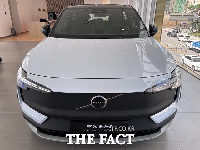 지난 4일 서울 용산전시장에 전시된 볼보 EX30 크로스컨트리. 전면 블랙 쉴드 그릴에는 스웨덴 최고봉 케브네카이세 산맥 지형도가 새겨져 있다. /황지향 기자