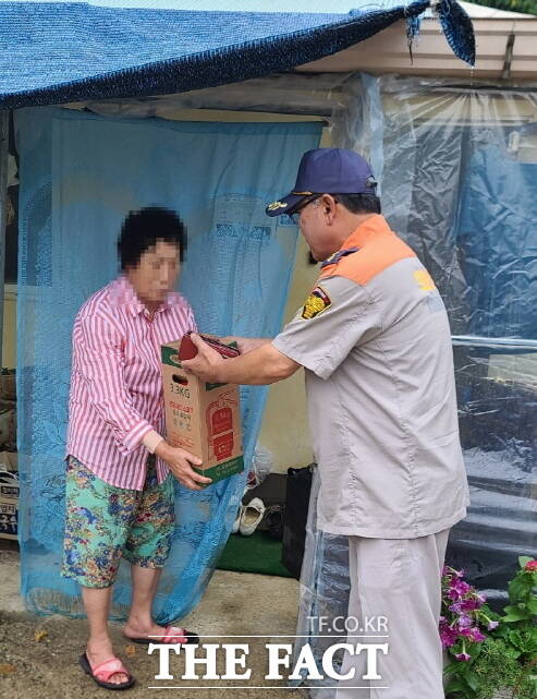 부여군이 화재 위험에 취약한 가구를 대상으로 주택용 소화기를 보급하고 있다. /부여군