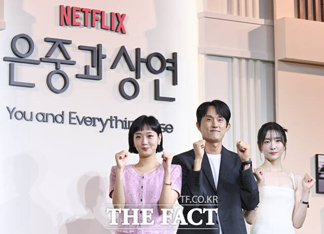 배우 김고은과 조영민 감독, 박지현(왼쪽부터)이 5일 서울 중구 앰배서더 서울 풀만 호텔에서 열린 넷플릭스 새 시리즈 은중과 상연 제작발표회에 참석해 포즈를 취하고 있다. /이새롬 기자