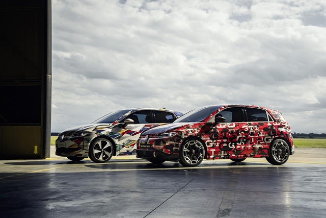 폭스바겐은 내연기관 베스트셀러 모델의 헤리티지를 계승하는 새로운 전기차 네이밍 전략을 도입한다고 5일 밝혔다. 폭스바겐 ID.폴로 및 ID.폴로 GTI 위장막 차량. /폭스바겐