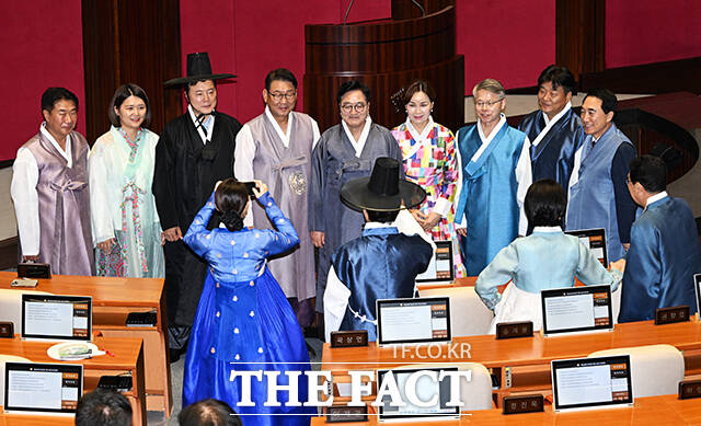 한복을 착용한 우원식 국회의장과 더불어민주당 의원들이 1일 오전 서울 여의도 국회에서 열린 제429회 국회(정기회) 제1차 본회의에 참석해 기념사진 촬영을 하는 모습. /배정한 기자