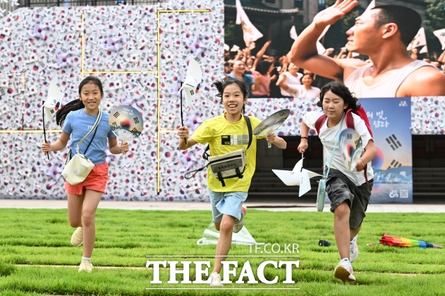 국내 소아청소년 5명 가운데 1명이 비만이라는 조사 결과가 나왔다. 사진은 지난달 9일 서울 중구 서울광장에 조성된 광복기념행사에 방문한 어린이들이 뛰어노는 모습. /서예원 기자