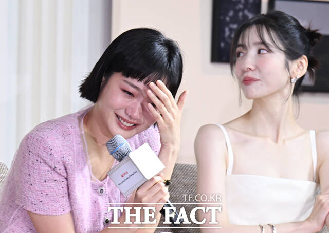 배우 김고은이 5일 서울 중구 앰배서더 서울 풀만 호텔에서 열린 넷플릭스 새 시리즈 은중과 상연 제작발표회에 참석해 극 중 내용을 설명하는 도중 눈물을 흘리고 있다. /이새롬 기자