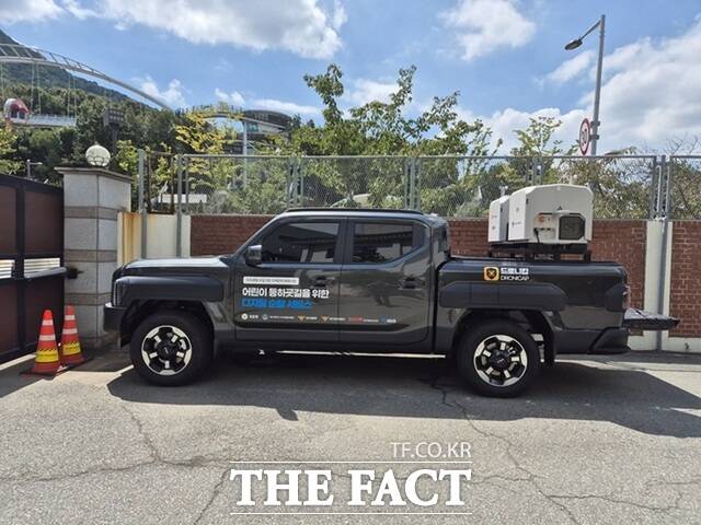 5일 아동안전 귀갓길 시연회에서 이동형(차량 탑재형) 스테이션이 드론에서 수집한 정보를 학생, 학부모에게 제공하고 있다. /대구시 자치경찰위원회