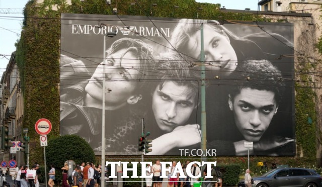 4일(현지시간) 이탈리아 밀라노의 엠포리오 아르마니 광고판 앞을 사람들이 지나가고 있다. /밀라노=AP.뉴시스