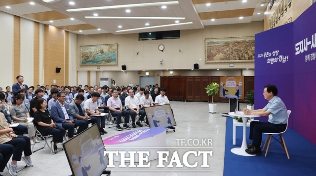 박완수 경남도지사가 도청 대회의실에 도지사-사무관, 소담소담 간담회를 갖고 있다. /경남도