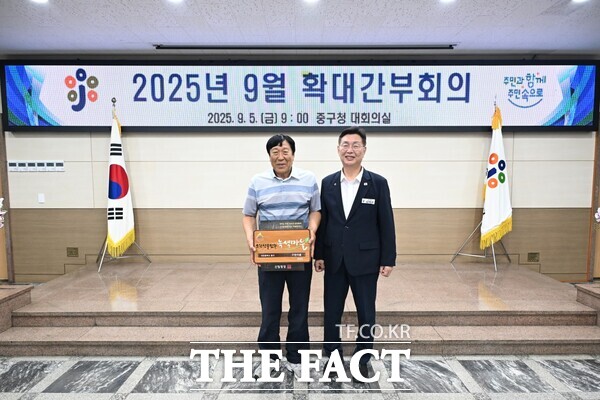 김제선 중구청장이 구완마을에 소각산불 없는 녹색마을 현판을 수여하고 있다./대전 중구