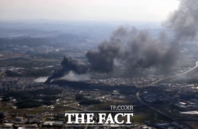 20일 인천 서구 왕길동 기계제조 공장에서 불이 나 검은 연기가 하늘을 뒤덮고 있다. /장윤석 기자