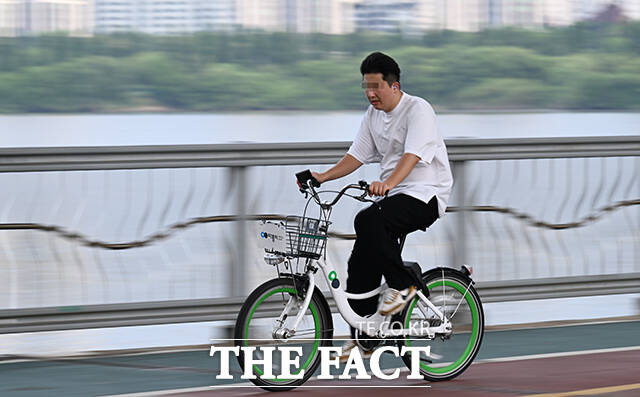 서울시 공공자전거 따릉이가 최근 3년간 매년 100억 원대의 운영 적자를 기록하고 있다. 사진은 서울 용산구 잠수교에서 한 시민이 따릉이를 타고 있다. /더팩트 DB