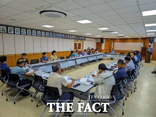 경기 가평군과 특별대책지역 수질보전정책협의회가 지난 2일 가평군 가평읍 이장단을 대상으로 주민설명회를 진행하고 있다./가평군