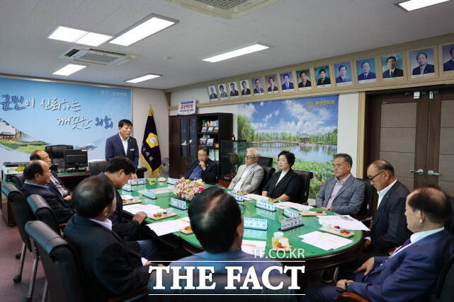 부여군의회가 5일 의장실에서 역대 의장 초청 간담회를 열고 있다. /부여군의회