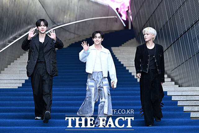 그룹 엔싸인의 한준과 성윤, 도하(왼쪽부터)가 5일 오후 서울 중구 동대문디자인플라자(DDP)에서 열린 2026 S/S 서울패션위크 페노메논시퍼 포토월에 참석해 블루카펫을 밟고 있다. /서예원 기자