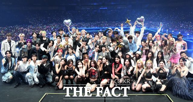 2025 더팩트 뮤직 어워즈는 오는 20일 마카오 아웃도어 퍼포먼스 베뉴(Macao Outdoor Performance Venue, 澳門戶外表演區)에서 개최된다. 사진은 지난해 9월 열린 2024 더팩트 뮤직 어워즈 2일차 시상식에서 출연 가수들이 단체 촬영을 하는 모습. /이효균 기자