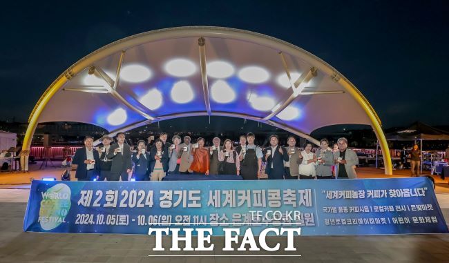 임병택 시흥시장(오른쪽 5번째)이 2024 세계커피대회에서 커피 재배국 대사들과 기념 촬영을 하고 있다./시흥시