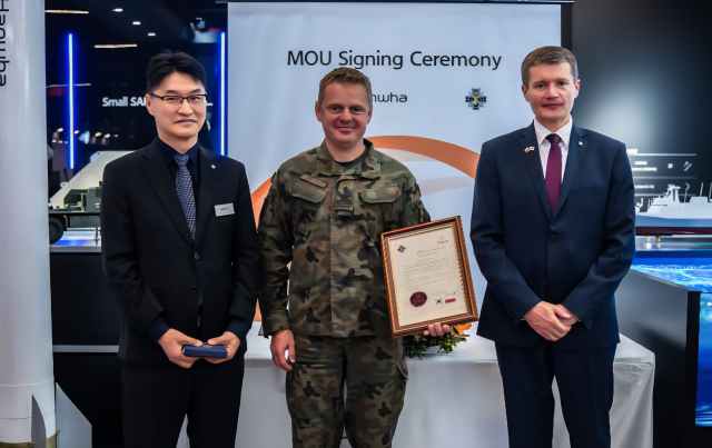 4일(현지시간) 폴란드 국제방위산업 전시회(MSPO)에서 이부환 한화에어로스페이스 PGM사업부장(왼쪽부터), 파웰 슈베클레이 WITU 소장, 야첵 한화에어로스페이스 유럽법인장이 155mm 탄약 관련 부품 현지 품질인증을 위한 MOU를 체결하고 기념 촬영하고 있다. /한화에어로스페이스
