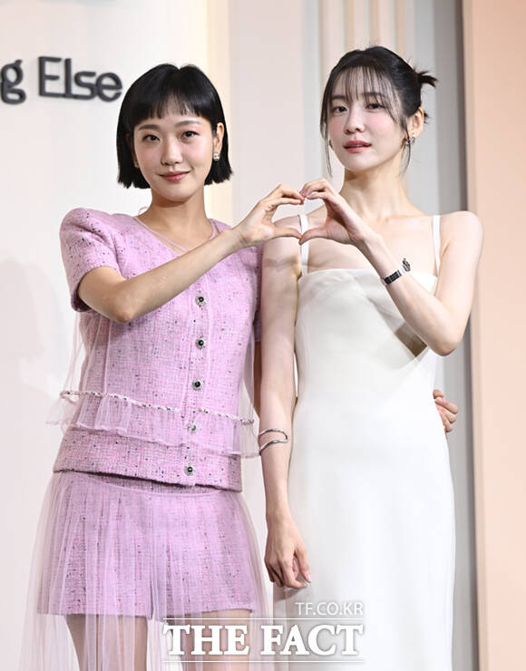 배우 김고은(왼쪽)과 박지현이 넷플릭스 새 시리즈 은중과 상연에서 30년 우정을 쌓은 은중과 상연으로 분해 호흡을 맞춘다. /이새롬 기자