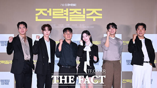 배우 하석진과 윤서빈, 이승훈 감독, 다현, 이신영, 이순원(왼쪽부터)이 5일 서울 송파구 롯데시네마 월드타워점에서 열린 영화 전력질주 언론시사회 및 기자간담회에 참석해 포즈를 취하고 있다. /이새롬 기자