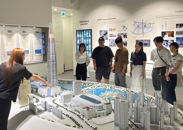 지난 4일 서울 송파구 잠실 롯데월드타워에 있는 신격호 기념관을 찾은 오사카경제대 학생들이 롯데를 상징하는 건물들에 대한 설명을 듣고 있다. /롯데지주