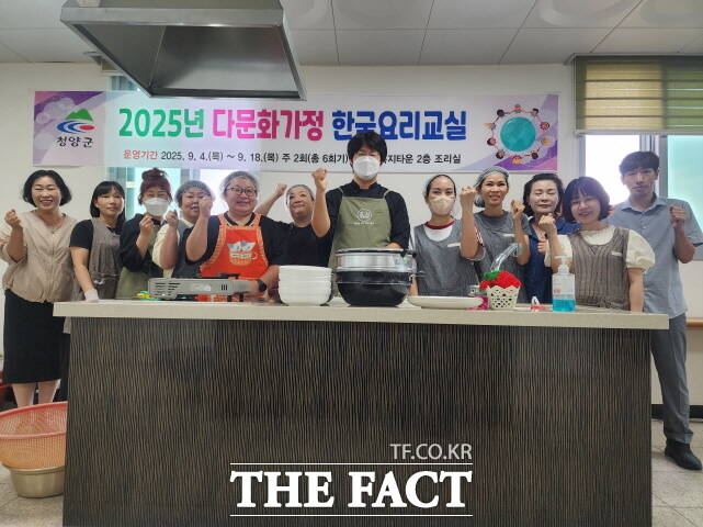청양군 결혼이민여성들이 4일부터 청양복지타운 조리실에서 한국요리교실에 참여하고 있다. /청양군